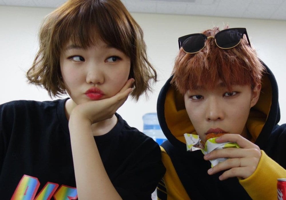 AKMU. AKMU kpop. AKMU дуэт. Джисон с лайстиком группы.