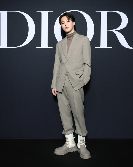 Чимин из BTS с Робертом Паттинсоном и Дэвидом Бекхэмом на показе Dior в Париже