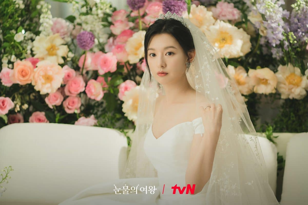 Дорама "Королева слёз" поделилась "свадебной фотосессией" Ким Су Хёна и Ким Джи Вон