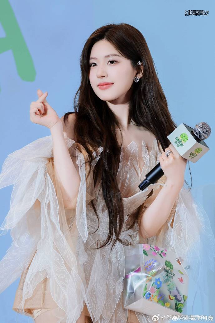 Цветочная фея Чжао Лу Сы на рекламном мероприятии