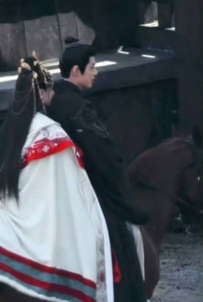 Сяо Чжань и Чжан Цзин И верхом на лошади на съёмках дорамы "Легенда о Цзан Хае"