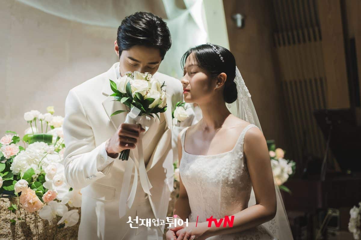 Дорама «Хватай Сон Джэ и беги» поделилась потрясающими свадебными фотографиями после завершения трансляции