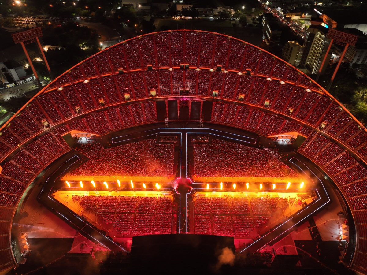 Грандиозный концерт БэмБэма из GOT7 на крупнейшем стадионе Таиланда — солд-аут, шоу дронов, специальная гостья Сыльги, песни GOT7, слезы и фейерверки