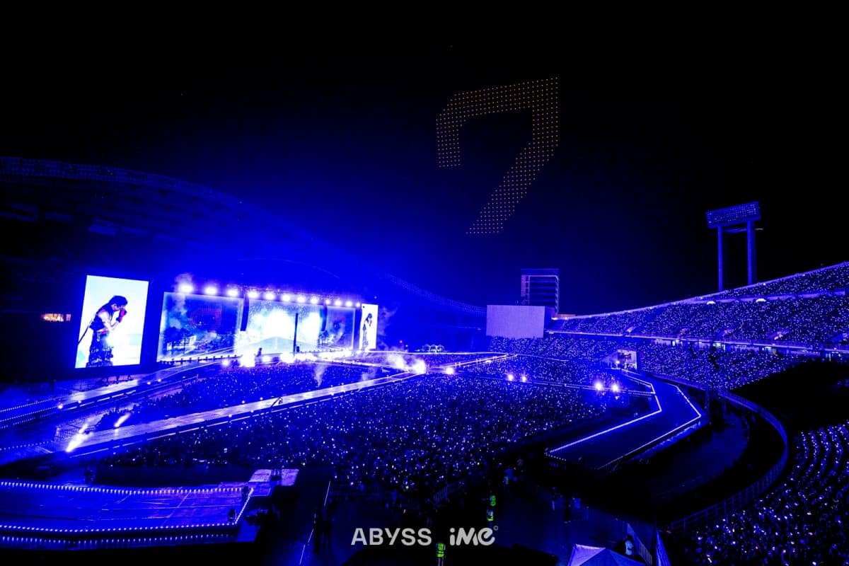 Грандиозный концерт БэмБэма из GOT7 на крупнейшем стадионе Таиланда — солд-аут, шоу дронов, специальная гостья Сыльги, песни GOT7, слезы и фейерверки