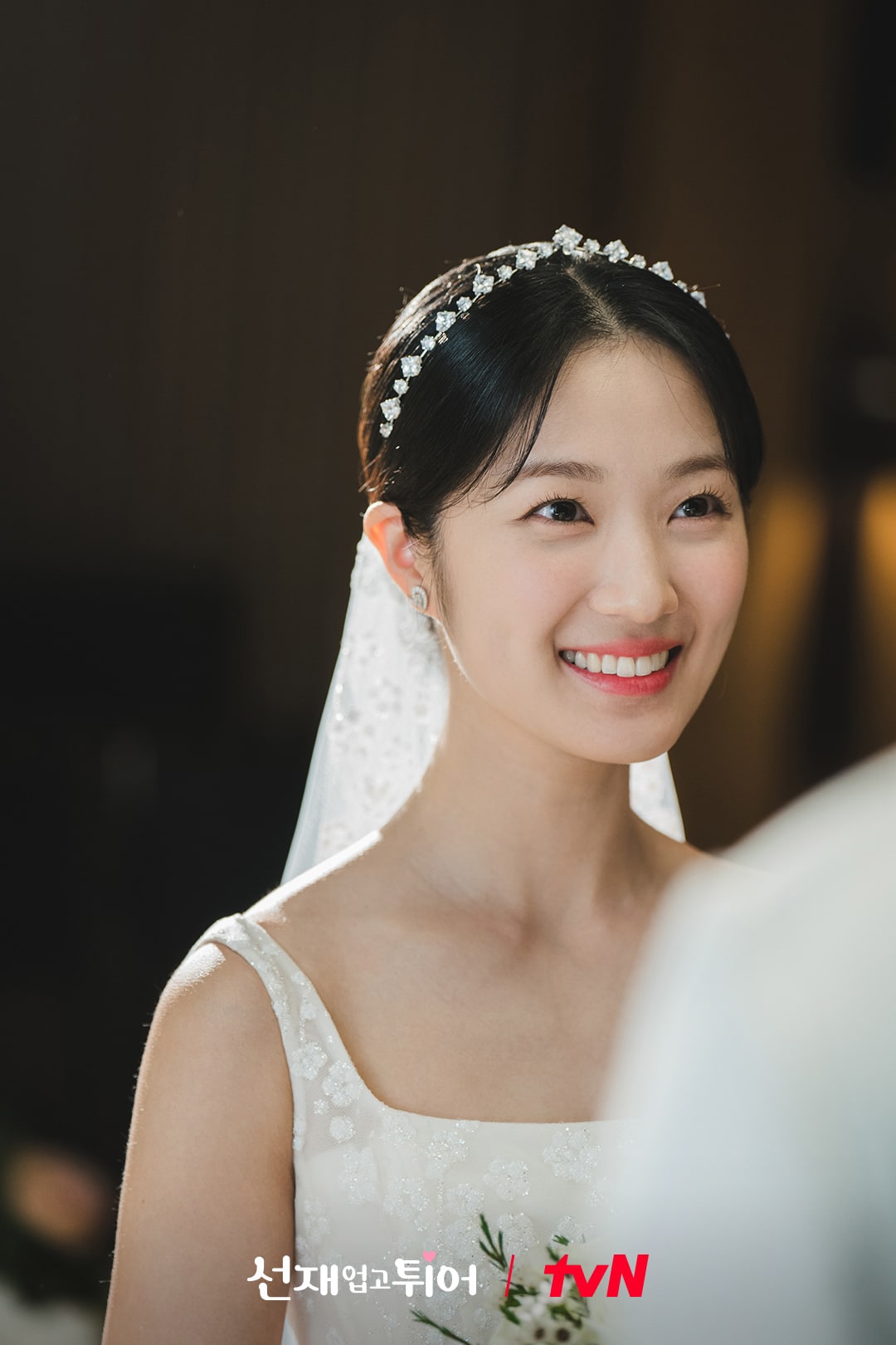 Дорама «Хватай Сон Джэ и беги» поделилась потрясающими свадебными фотографиями после завершения трансляции