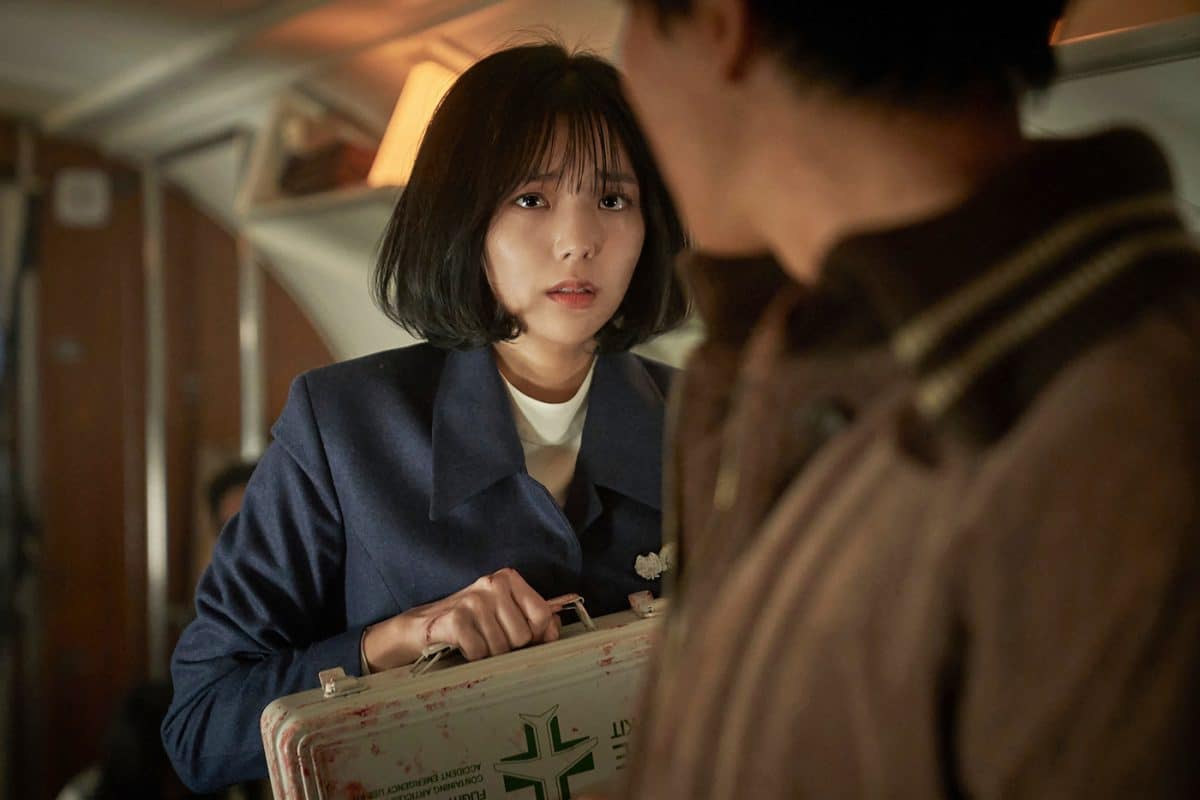 Чэ Су Бин - стюардесса, сохраняющая решимость, несмотря на экстремальные условия в новом триллере