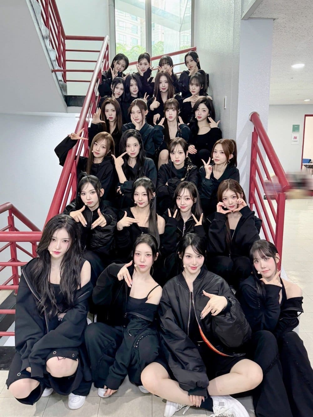 [theqoo] «Они что, на автобусе ездят на музыкальные программы?» 24 участницы гёрл-группы tripleS сделали фото на знаменитой лестнице Inkigayo