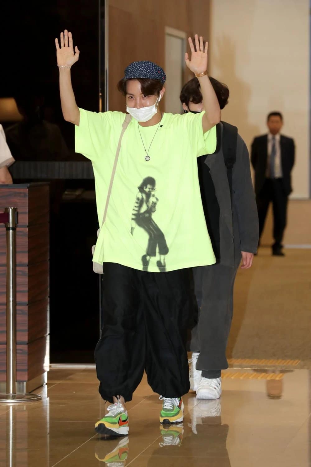 Неповторимый стиль: Джей-Хоуп из BTS и его летние наряды