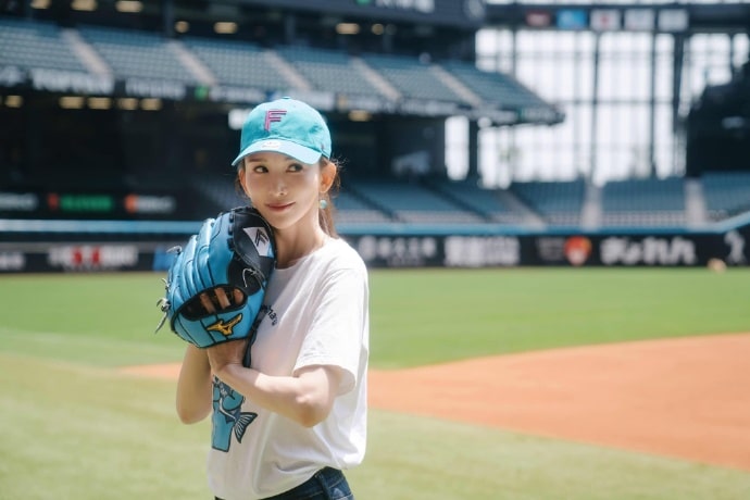 49-летняя Линь Чи Лин восхитила внешним видом на бейсбольном матче в Японии