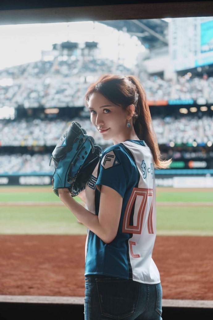 49-летняя Линь Чи Лин восхитила внешним видом на бейсбольном матче в Японии