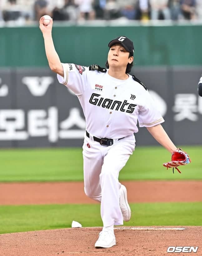 Сонджин, лидер DAY6, сделал памятную подачу на игре Lotte Giants