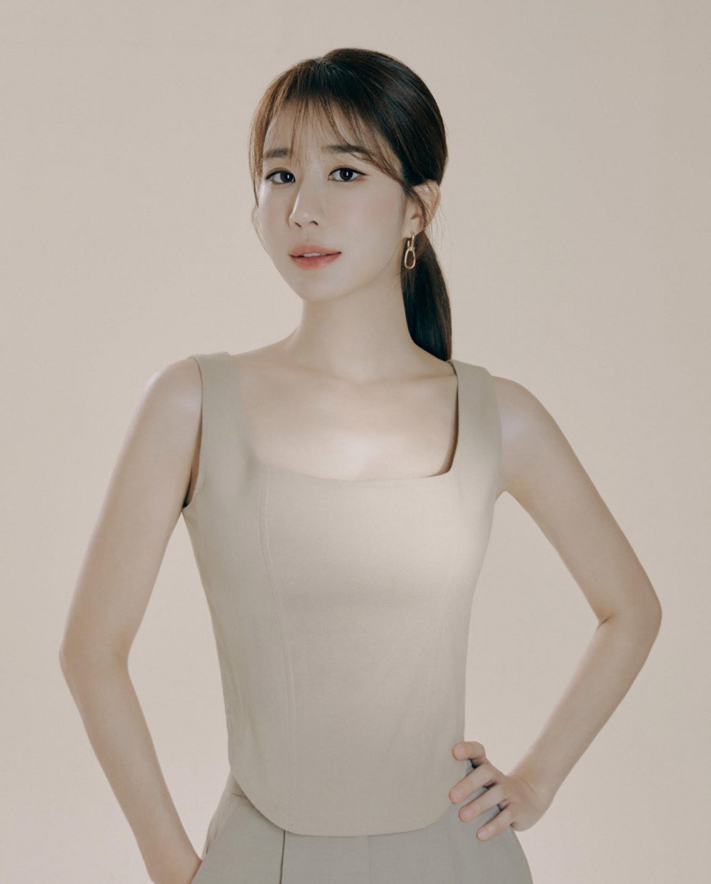 Актриса Ю Ин На сияет изысканной красотой на новых профайл-фото