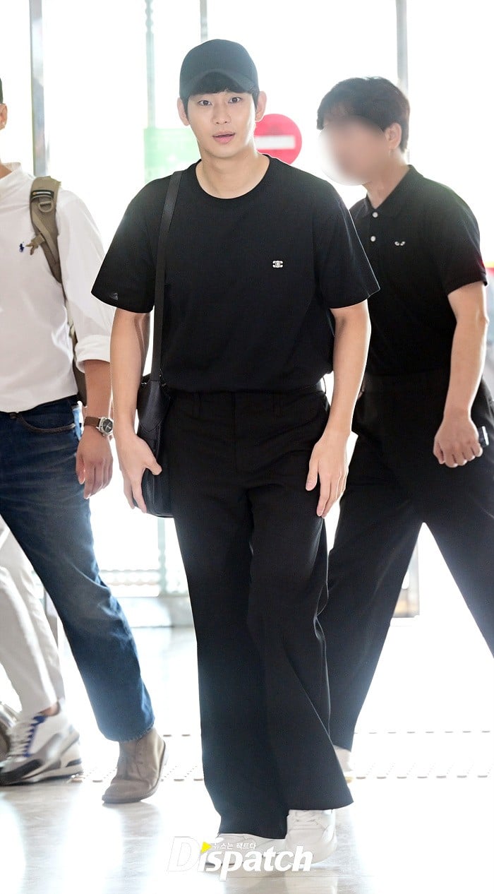 Ким Су Хён приветствует публику в аэропорту Инчхон перед вылетом в Токио