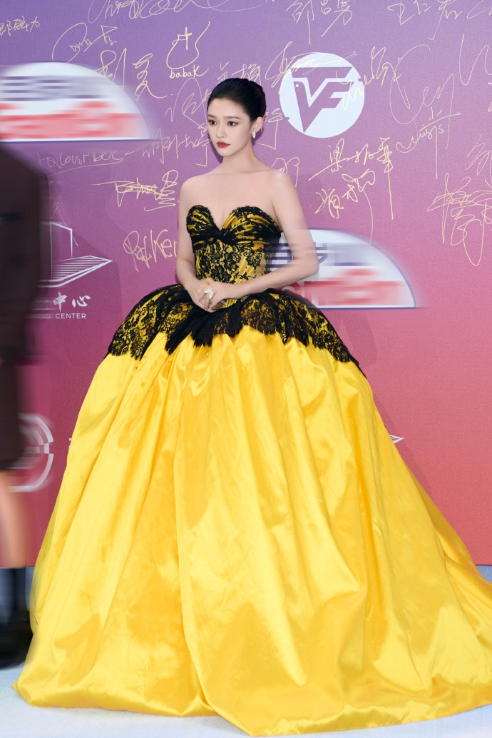 Китайские звёзды на красной дорожке ТВ-премии Magnolia Awards