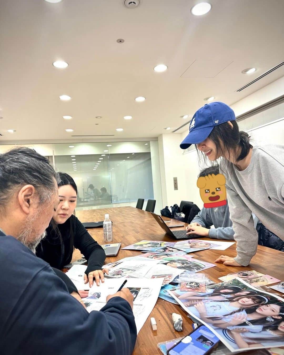 Мин Хи Джин получила трогательный рисунок персонажа от художника Такаши Мураками
