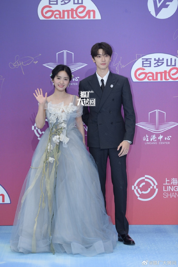 Китайские звёзды на красной дорожке ТВ-премии Magnolia Awards