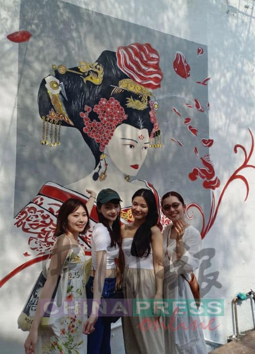 В честь прибытия Фань Бин Бин в Малакку написали портрет её героини из дорамы "Императрица Китая"