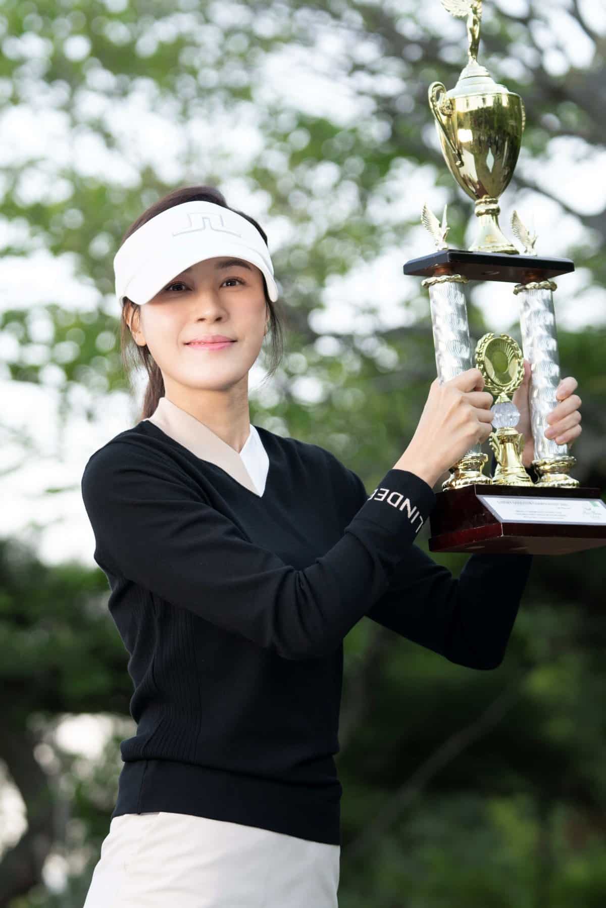 Ким Ха Ныль - бывший игрок в гольф, попавшая в высшее общество в дораме «Красный лебедь»