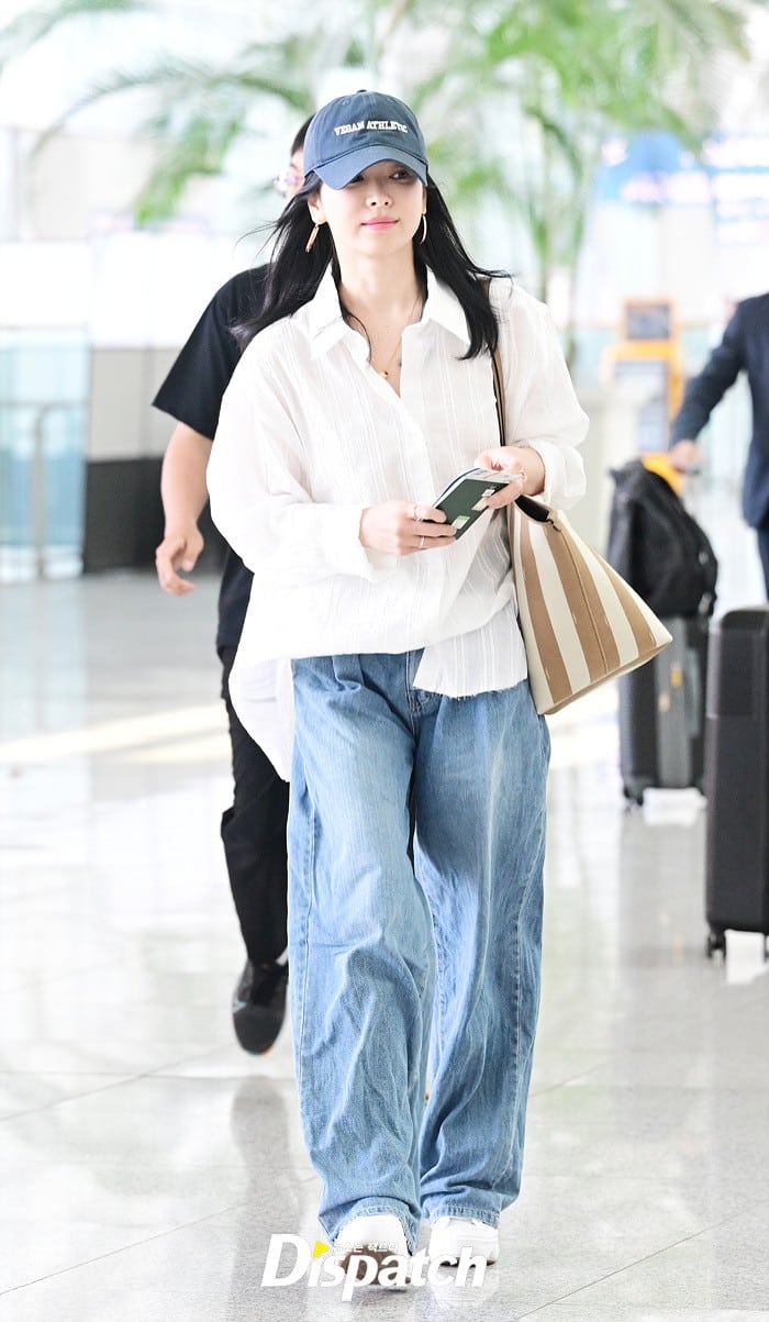 Сон Хе Гё появилась в стильном образе в аэропорту перед вылетом в Италию