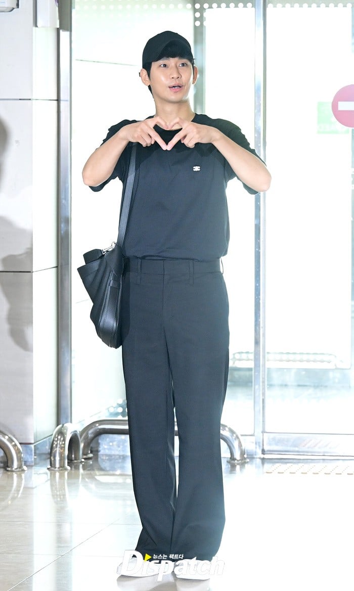 Ким Су Хён приветствует публику в аэропорту Инчхон перед вылетом в Токио