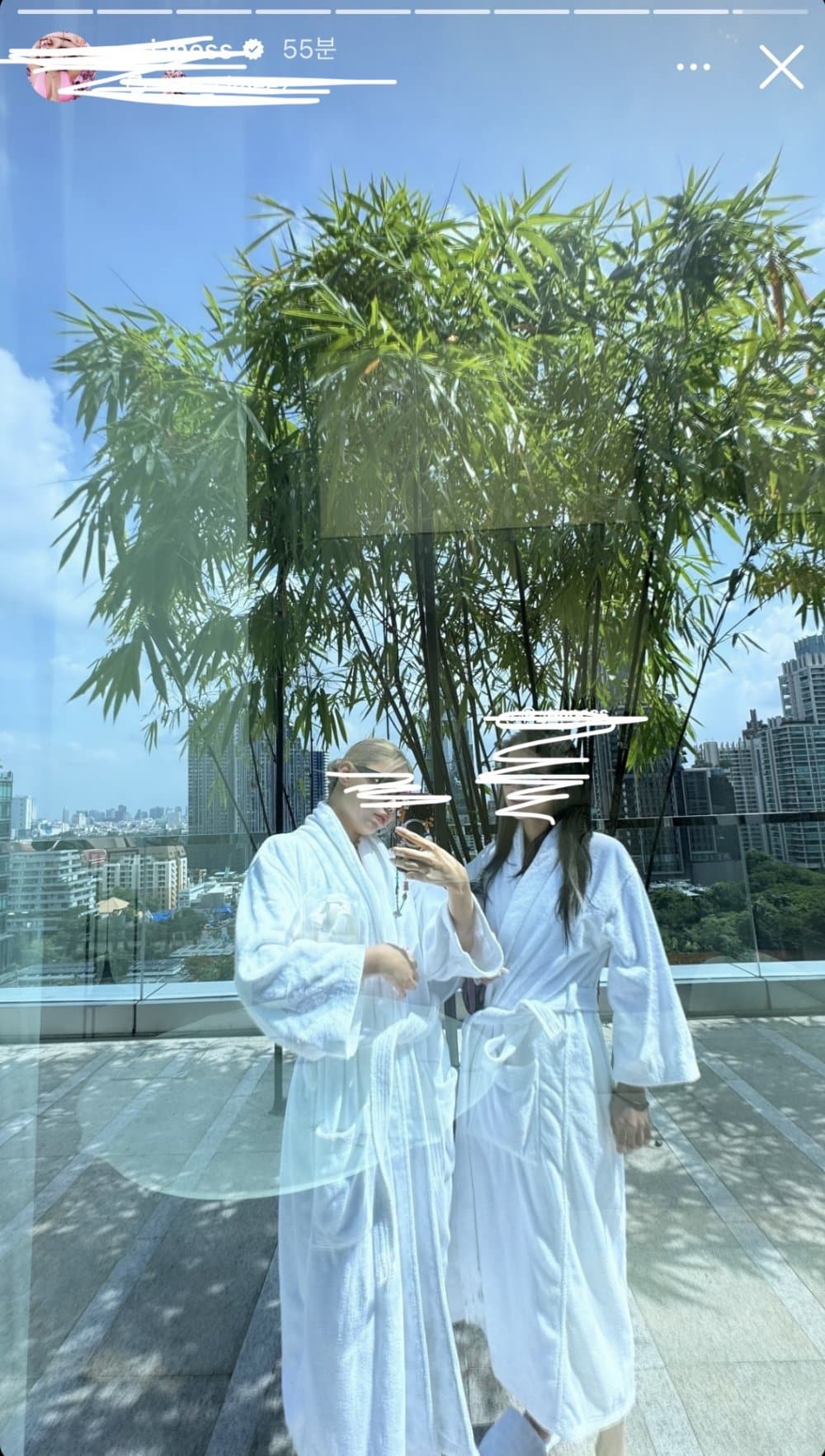 [pann] Танцовщицы Бэкхёна замечены на курорте в Бангкоке - нетизены возмущены «ложным нарративом»