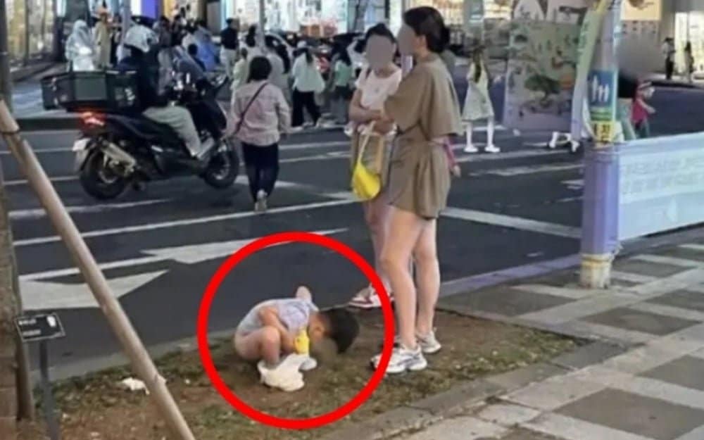 Вирусное фото китайского ребёнка-туриста, справляющего нужду в центре города Чеджу, вызвало возмущение