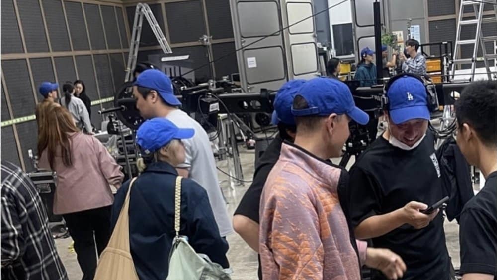 [theqoo] Съемочная команда NewJeans носила синие кепки Dodgers в поддержку Мин Хи Джин?