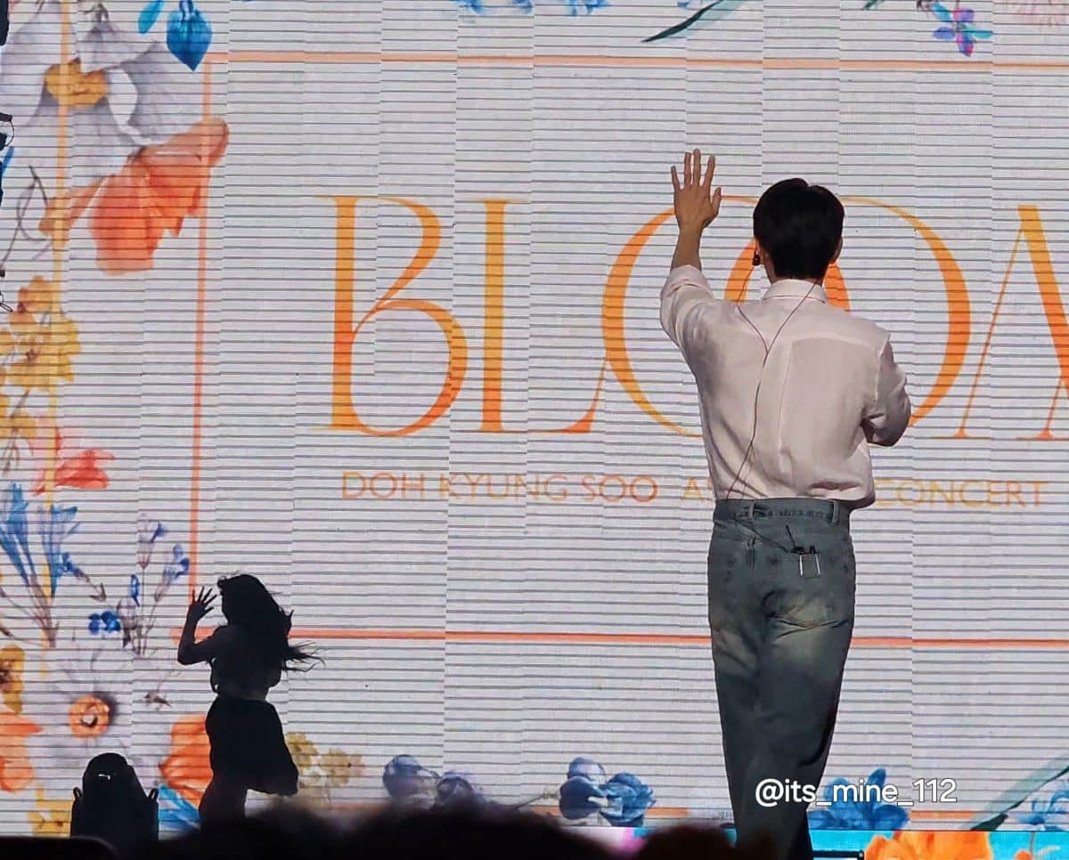 Ли Ён Джи смущается, выступая с D.O. из EXO на фан-встрече ‘BLOOM’ в Тайбэе
