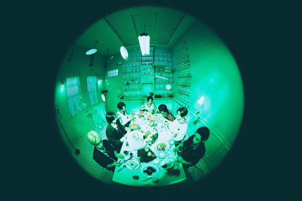 ENHYPEN собираются за зловещим ужином на новых тизерных фото к предстоящему альбому "ROMANCE: UNTOLD"