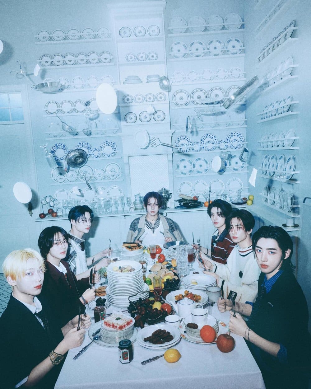 ENHYPEN собираются за зловещим ужином на новых тизерных фото к предстоящему альбому "ROMANCE: UNTOLD"