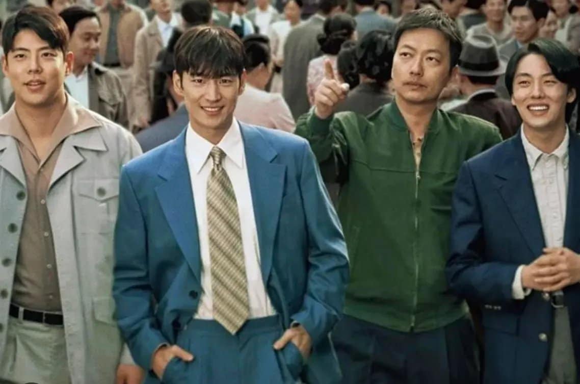 Ли Дже Хун восхищается своим персонажем в дораме "Старший инспектор 1958"