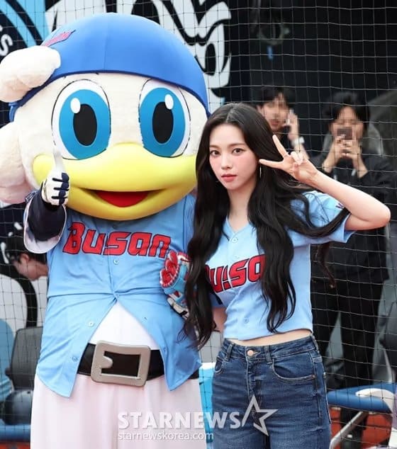 Карина из aespa сделала первую подачу на на бейсбольном матче Lotte Giants и SSG Landers