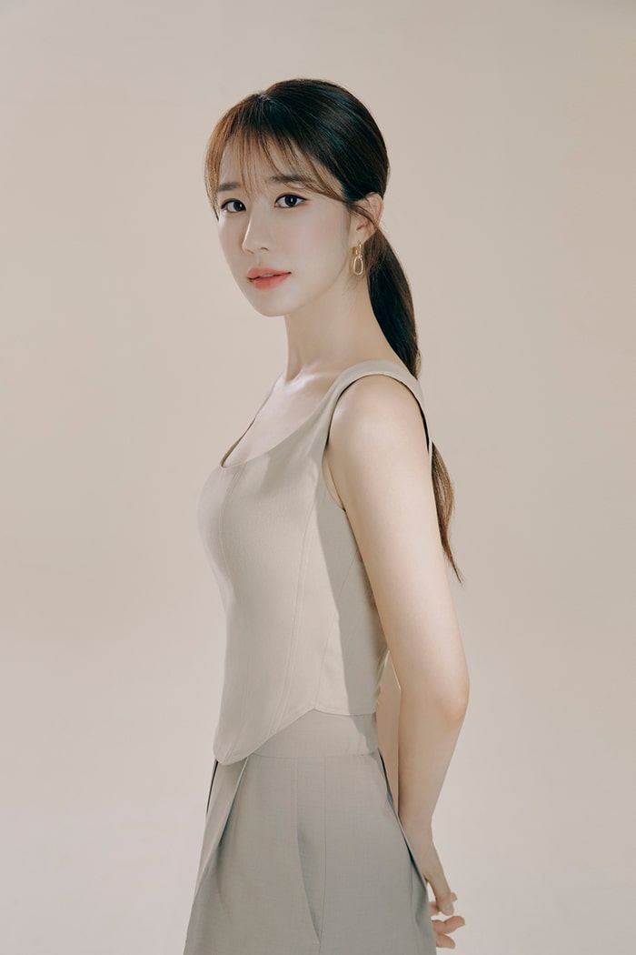 Актриса Ю Ин На сияет изысканной красотой на новых профайл-фото