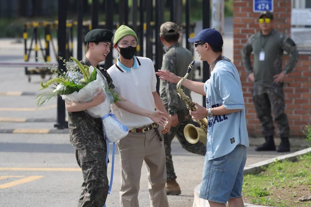 Джин из BTS написал послание для фанатов по случаю своего возвращения из армии + больше фото