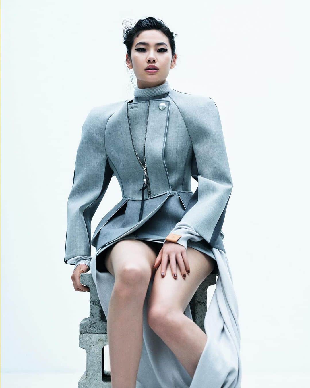Чон Хо Ён снялась для обложки журнала ELLE USA, готовясь к официальному англоязычному дебюту