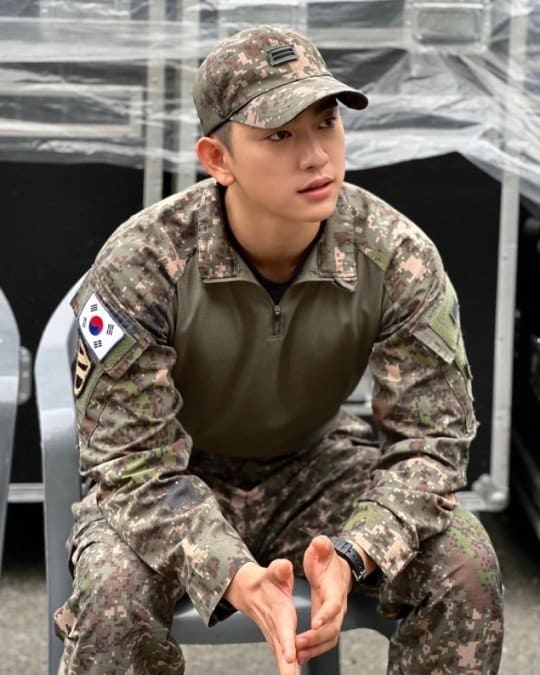 Джинён из GOT7 радует фанатов новым фото из армии