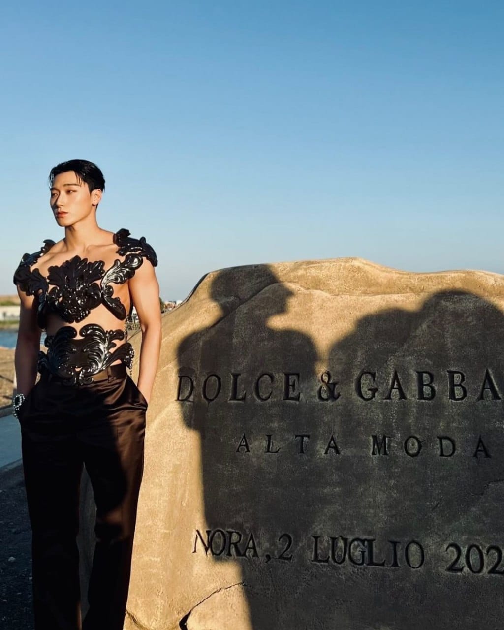 Сан из ATEEZ восхитил публику своим похожим на статую образом на мероприятии Dolce & Gabbana "Alta Moda"