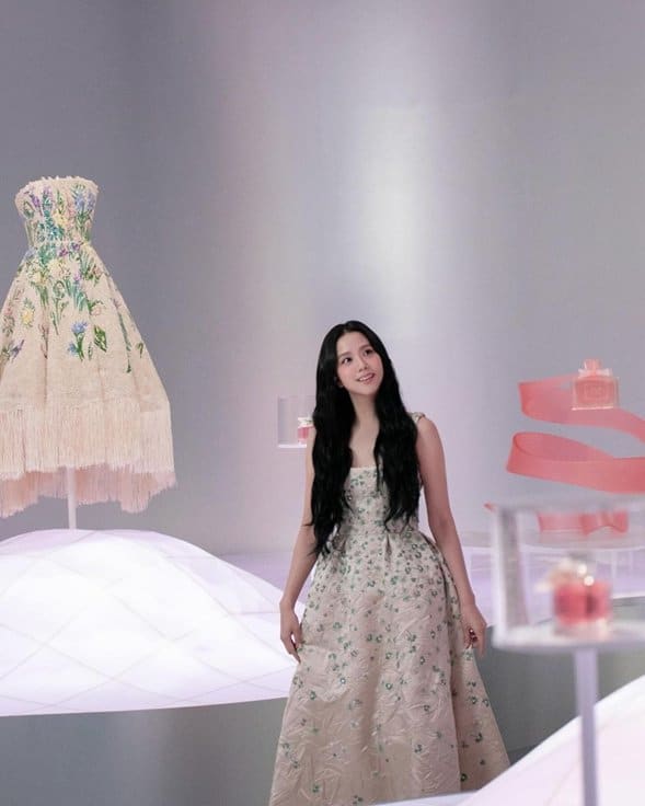 Джису из BLACKPINK выглядит как диснеевская принцесса на закулисных кадрах с «Miss Dior Wonderland Exhibition»