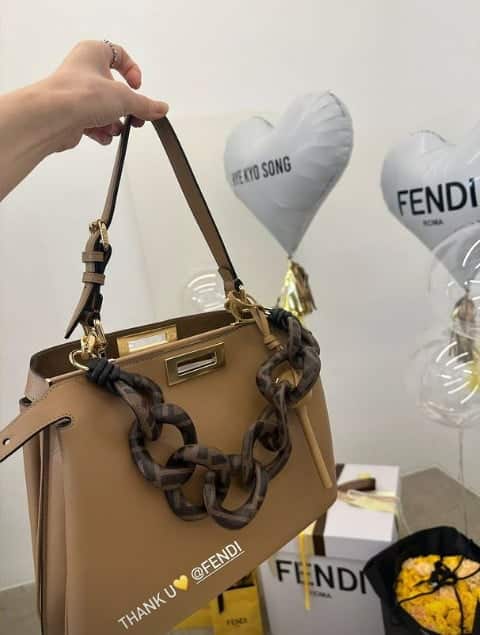 Сон Хе Гё похвасталась новой сумкой, которую получила в подарок от Fendi