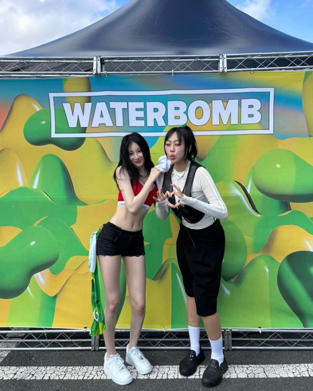 «Waterbomb Busan 2024»: Ли Чэён, Бэкхо, Тэн (NCT), Югём (GOT7), fromis_9 и Ли Ён Джи украсили сцену фестиваля в Пусане