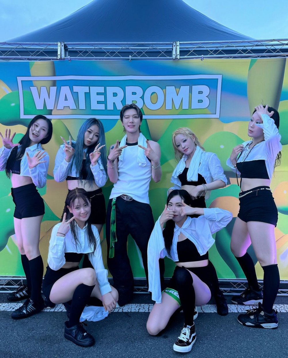 «Waterbomb Busan 2024»: Ли Чэён, Бэкхо, Тэн (NCT), Югём (GOT7), fromis_9 и Ли Ён Джи украсили сцену фестиваля в Пусане