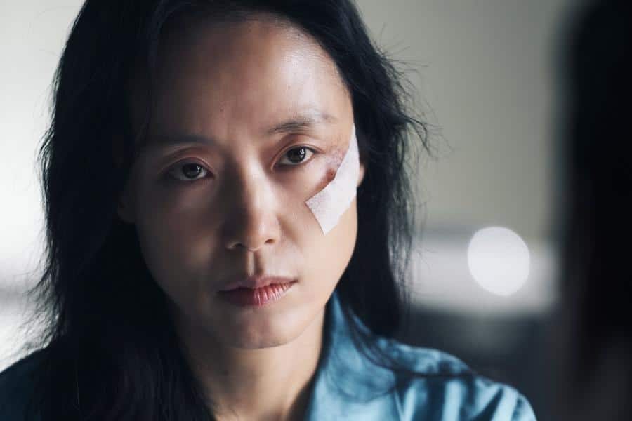 Чон До Ён проходит через смелую трансформацию в новом фильме «Револьвер»