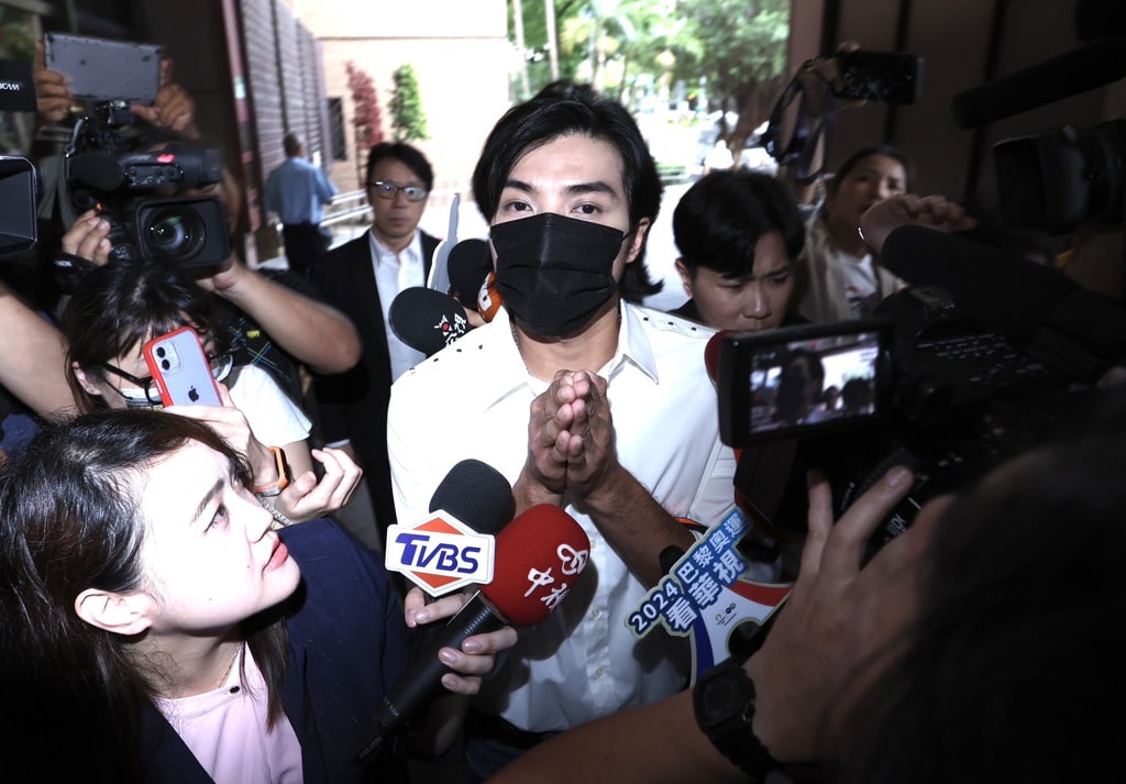 Майк Хэ вызван в прокуратуру по обвинению в сексуальном домогательстве