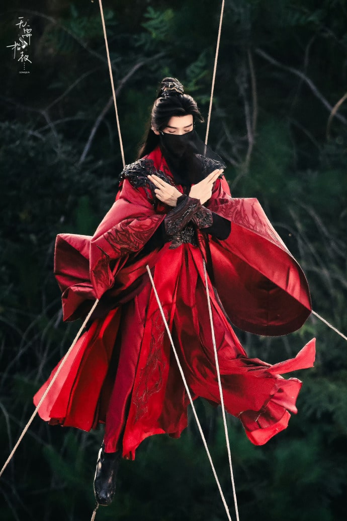 Загадочный образ Гун Цзюня на съёмках уся-дорамы  «Легенда Тёмной реки»