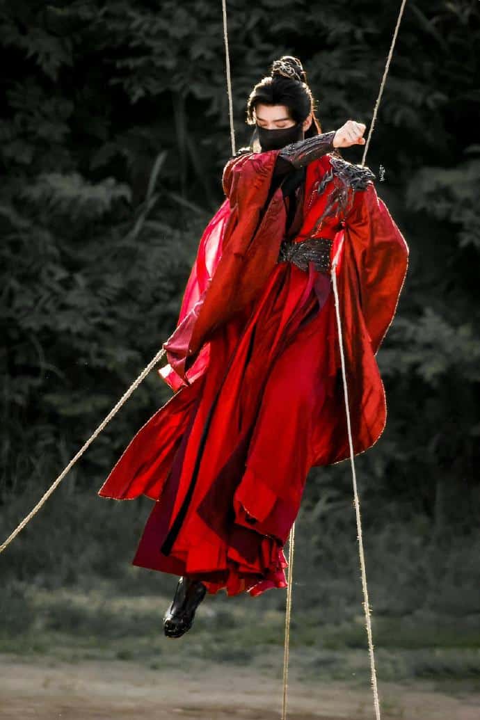 Загадочный образ Гун Цзюня на съёмках уся-дорамы  «Легенда Тёмной реки»