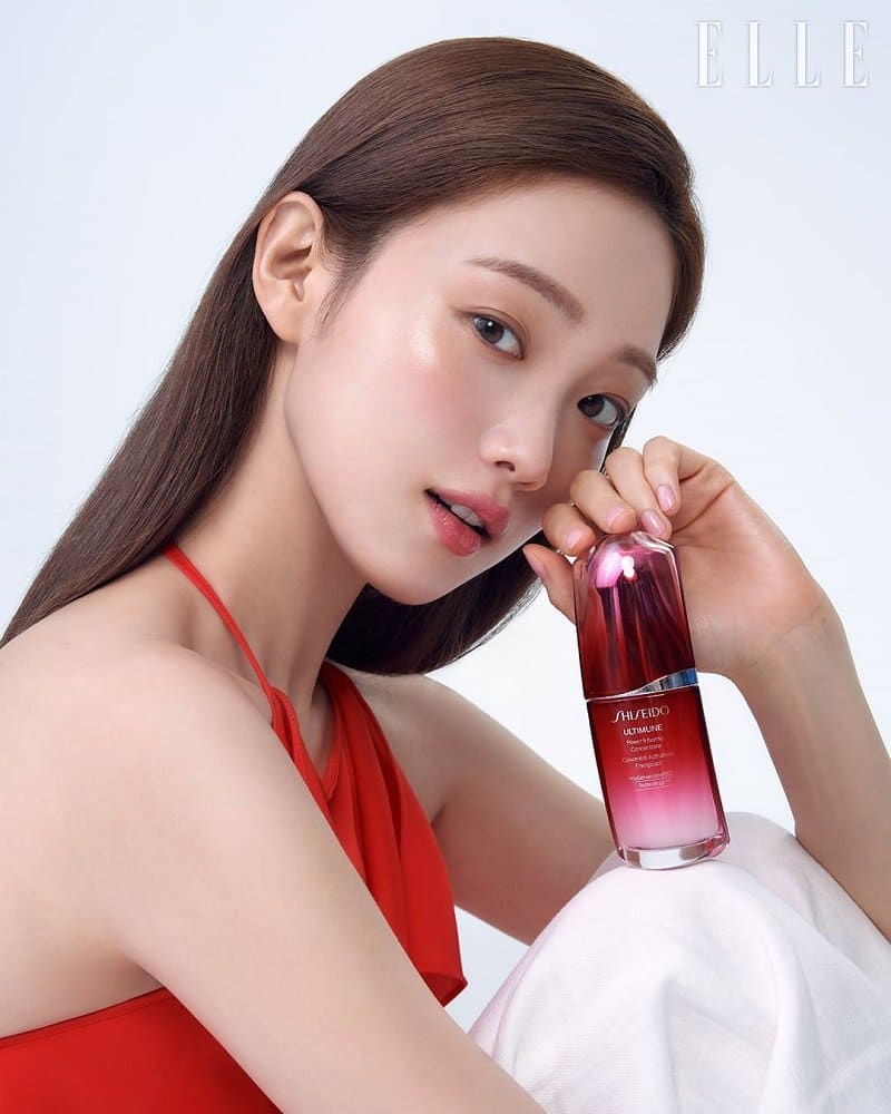 "Кожа, расцветающая, как цветок" - Ли Сон Гён демонстрирует сияющую кожу в фотосессии для Elle