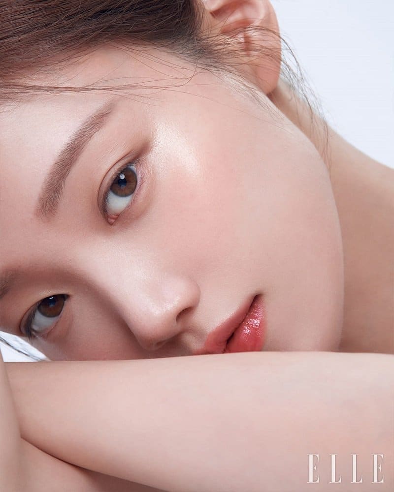 "Кожа, расцветающая, как цветок" - Ли Сон Гён демонстрирует сияющую кожу в фотосессии для Elle