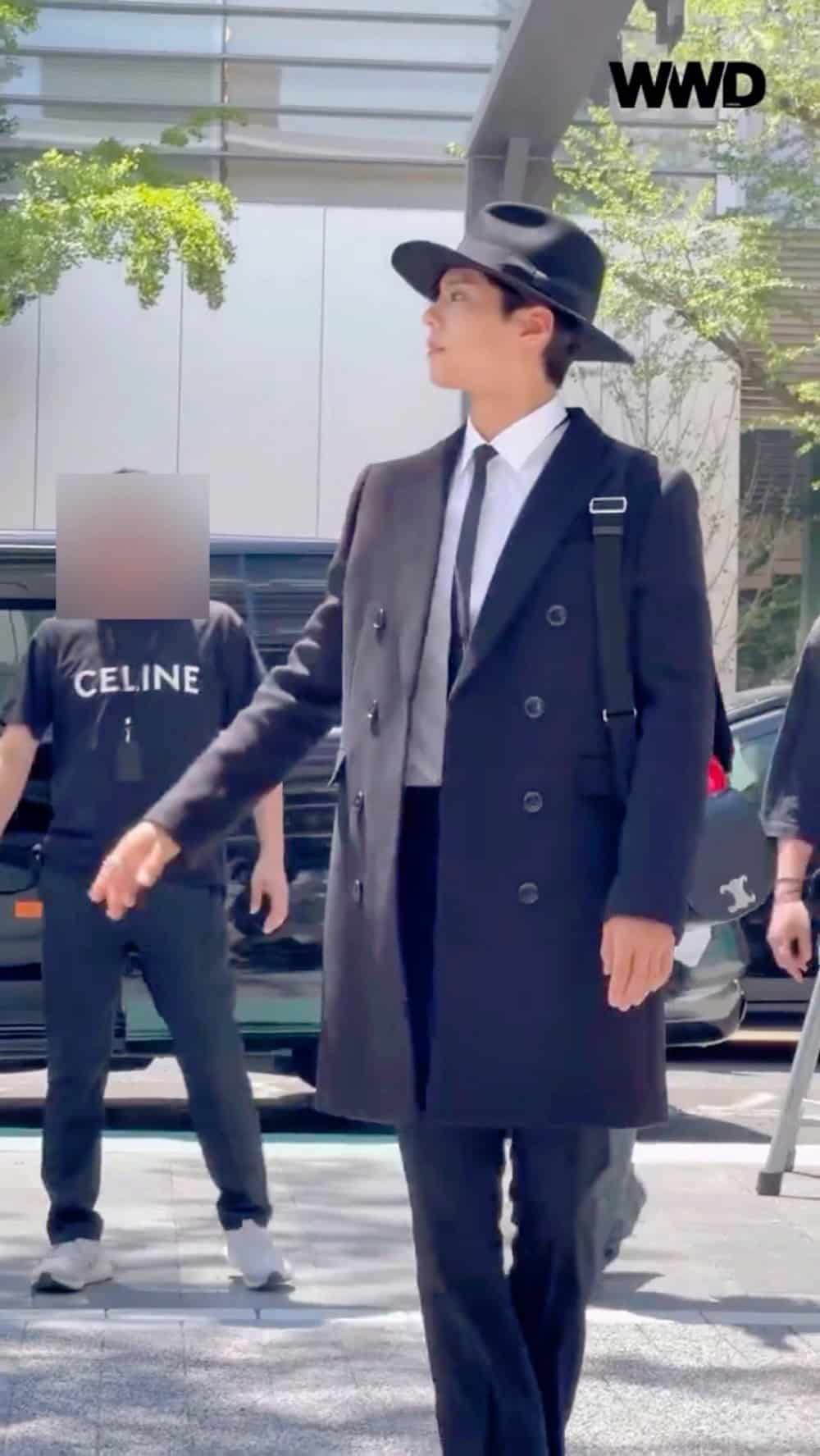 Пак Бо Гом и Даниэль из NewJeans привлекли внимание на показе Celine в Осаке своими шляпами и потрясающими нарядами