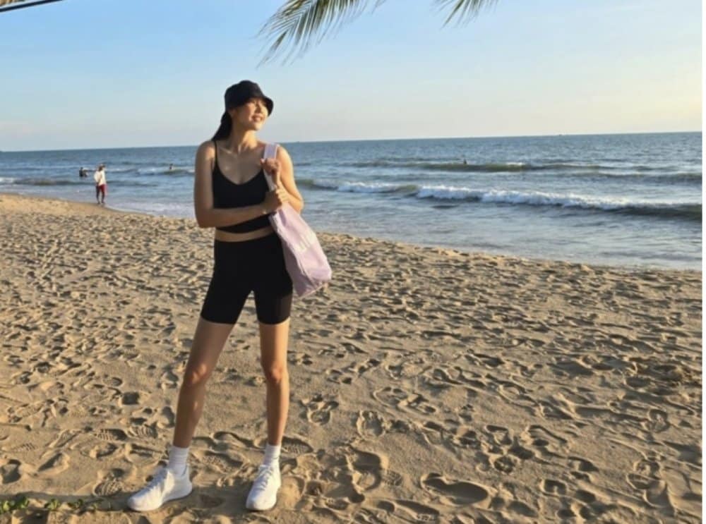 Модель Хан Хе Джин демонстрирует свою подтянутую фигуру во время летнего отпуска во Вьетнаме