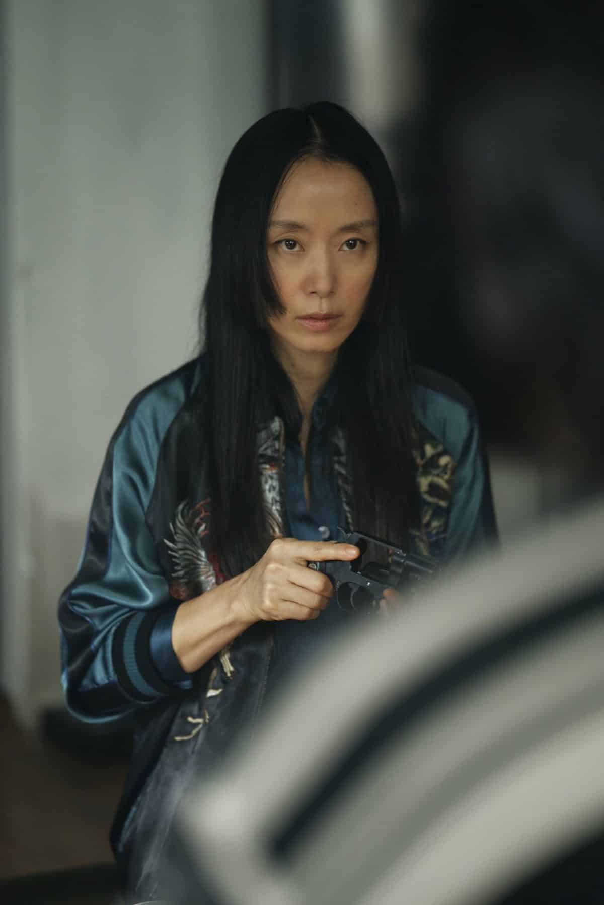 Чон До Ён проходит через смелую трансформацию в новом фильме «Револьвер»